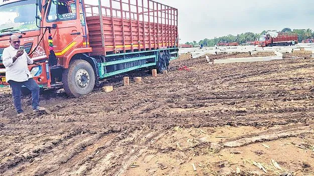 రైతు ఆశీర్వాద సభ ఏర్పాట్లకు వర్షం ఆటంకం