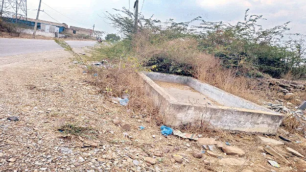 నిరుపయోగంగా పశువుల తొట్లు 