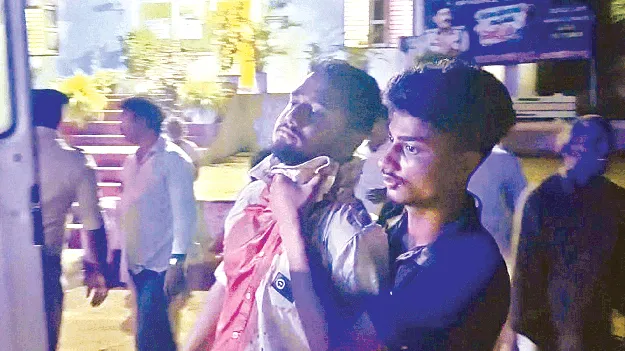 పోలీసుల ఎదుటే గొంతు కోసుకుని..
