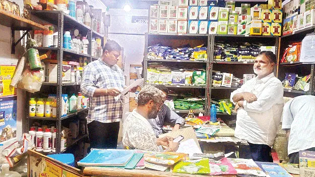 రూ.5 లక్షల ఎరువుల విక్రయంపై నిషేధం 