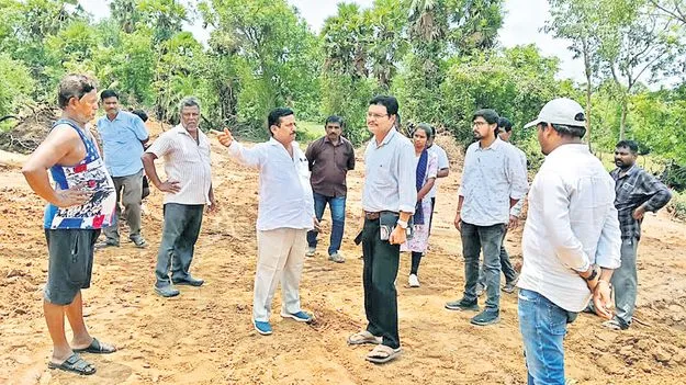 గెడ్డలో రోడ్డును పరిశీలించిన పీఆర్‌ అధికారులు