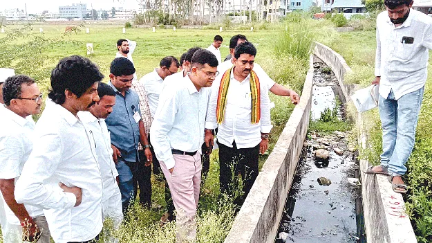 మిర్తిబట్టిలో ఆక్రమణలు తొలగించండి