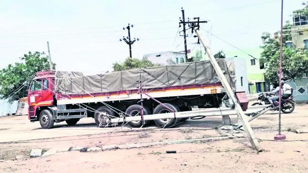 LORRY: విద్యుత స్తంభాన్ని ఢీకొన్న లారీ