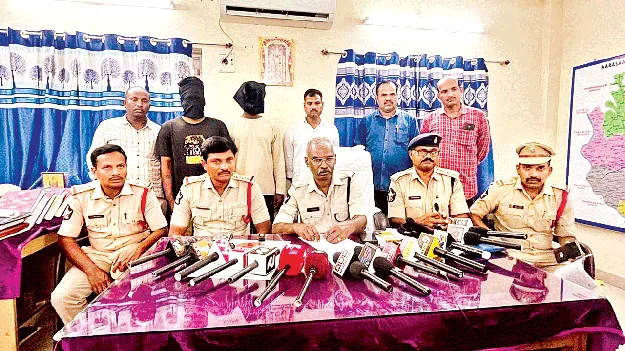 మాస్క్‌ ధరించి.. బైక్‌పై వచ్చి..