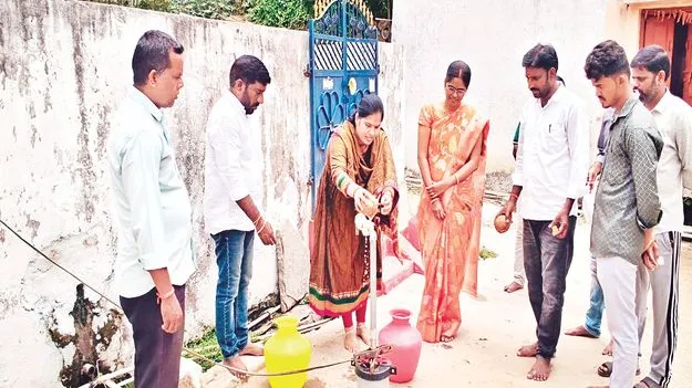 సొంత నిధులతో బోర్లు వేయిస్తున్న చైర్‌పర్సన్‌ 