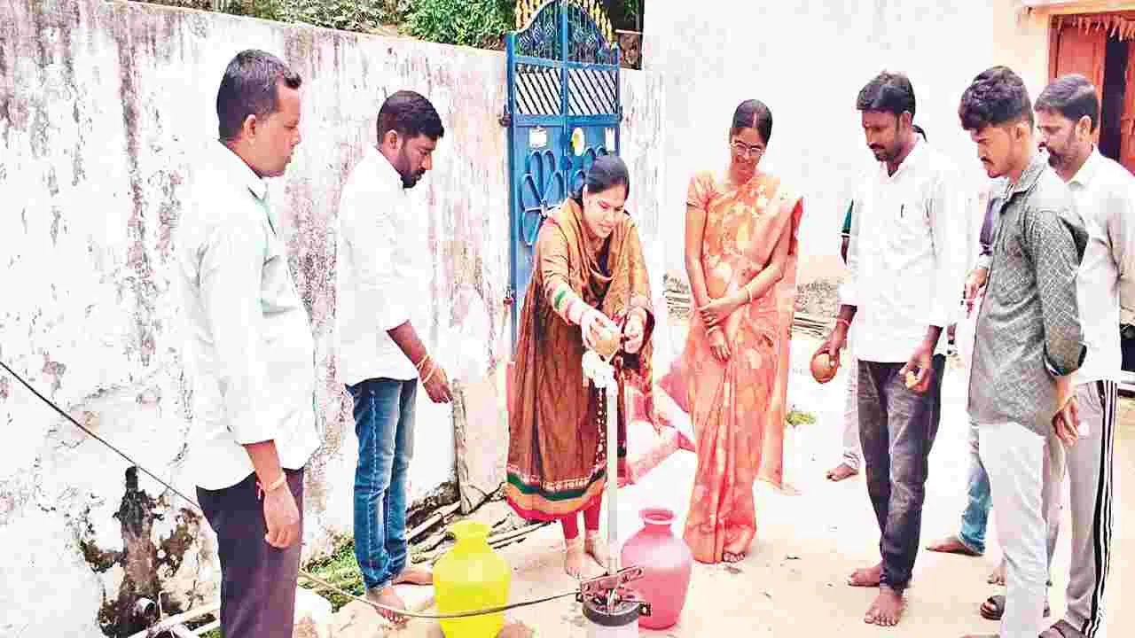 సొంత నిధులతో బోర్లు వేయిస్తున్న చైర్‌పర్సన్‌