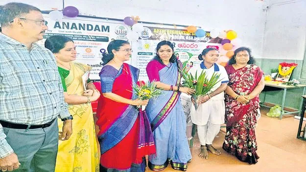 ‘ఆనందం’తో గిరి విద్యార్థుల జీవితాల్లో వెలుగులు