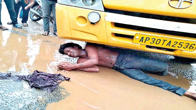  తప్పతాగి యువకుడి హల్‌చల్‌ 