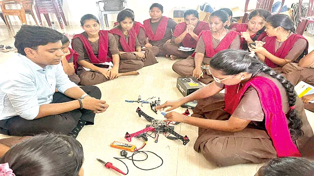  డ్రోన్ల ఉపయోగాలను తెలియజేయాలి