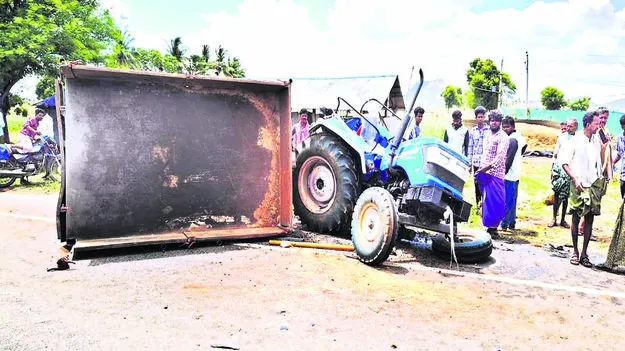 ACCIDENT: ట్రాక్టర్‌ను ఢీ కొన్న లారీ 