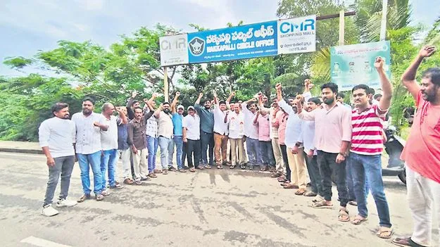 యూట్యూబర్‌ ప్రశ్న రావణ్‌ను శిక్షించాలంటూ ఆందోళన