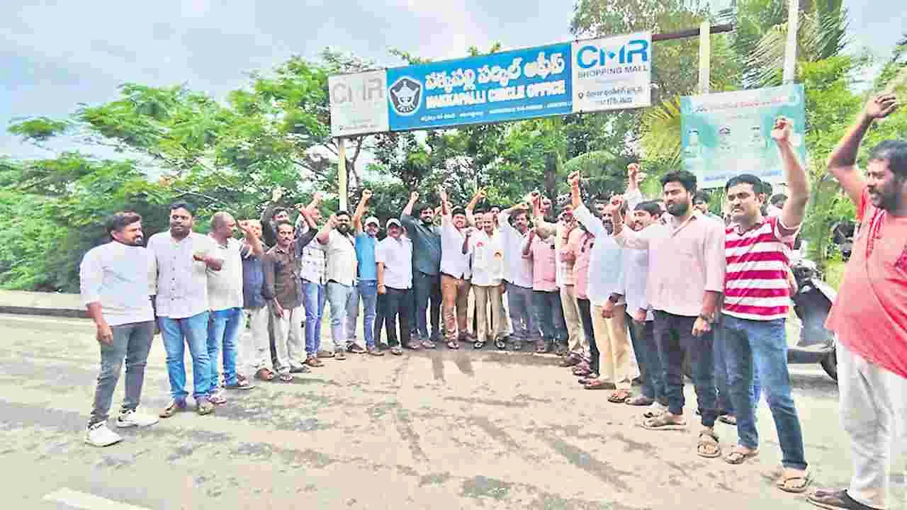 యూట్యూబర్‌ ప్రశ్న రావణ్‌ను శిక్షించాలంటూ ఆందోళన