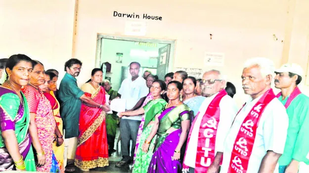 WORKERS: స్మార్ట్‌ కిచెనను ఉపసంహరించుకోవాలి