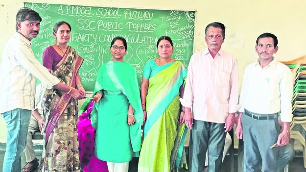 PRIZES: పదో తరగతి విద్యార్థులకు నగదు బహుమతులు
