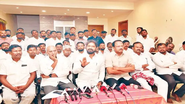 కార్మికులను వేధిస్తున్నారు