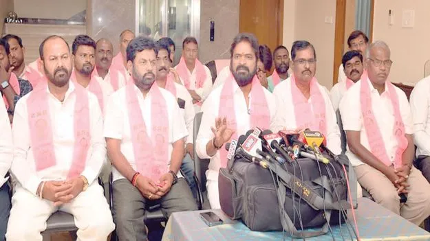 పార్టీ మారాలని బ్లాక్‌ మెయిల్‌ చేస్తున్నారు