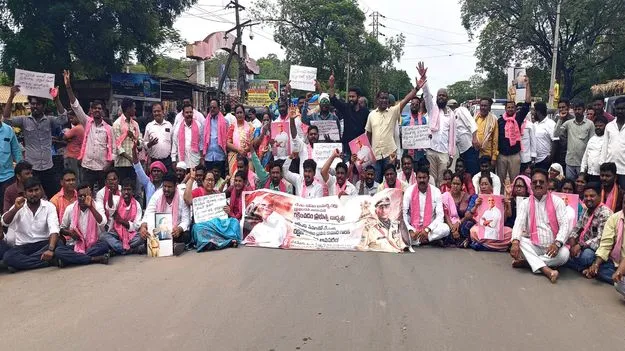 kumaram bheem asifabad- బీఆర్‌ఎస్‌ నాయకుల రాస్తారోకో 