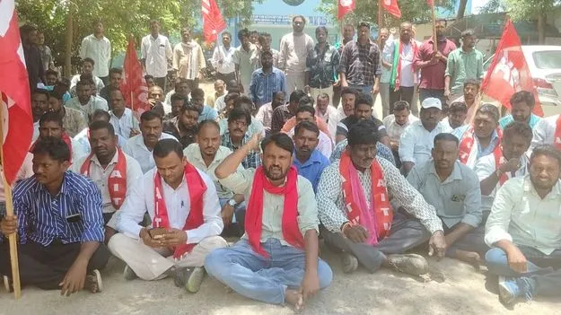 kumaram bheem asifabad-  మిషన్‌ భగీరథ కార్మికుల శ్రమ దోపిడీ