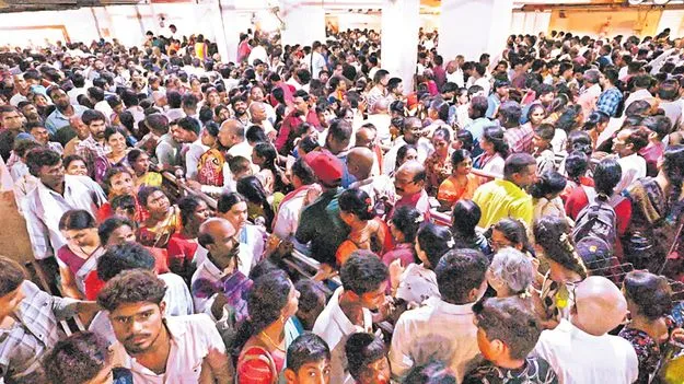 యాదగిరి క్షేత్రంలో భక్తుల రద్దీ