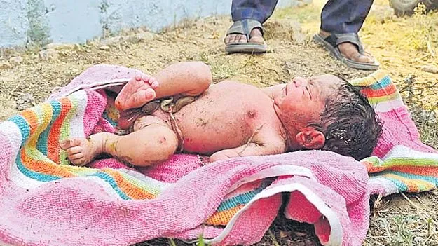 పుట్టగానే ఆప్తుల నైజం తెలిసి.. గుక్కపెట్టి ఏడ్చి.. 