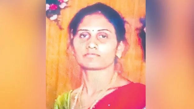 తుపాకీతో భార్యను కాల్చి చంపిన భర్త