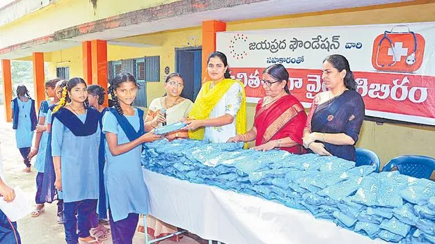 అమ్మ పేరుతో...అందరికీ అండగా