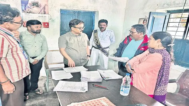 మాడగడలో ఎన్నికల కమిషన్‌ ప్రిన్సిపల్‌ సెక్రటరీ పర్యటన