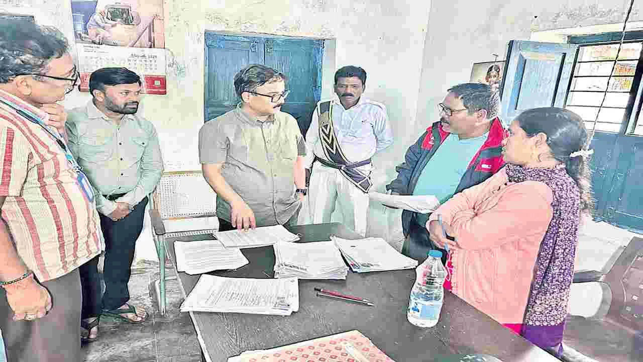 మాడగడలో ఎన్నికల కమిషన్‌ ప్రిన్సిపల్‌ సెక్రటరీ పర్యటన
