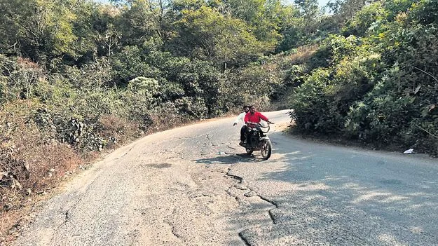 అధ్వానంగా బొర్రా రోడ్డు
