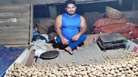 కూరగాయలు అమ్మి.. రిక్షా తొక్కి..