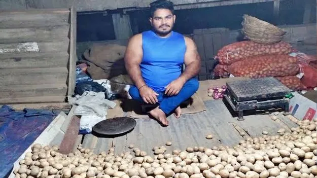 కూరగాయలు అమ్మి.. రిక్షా తొక్కి..