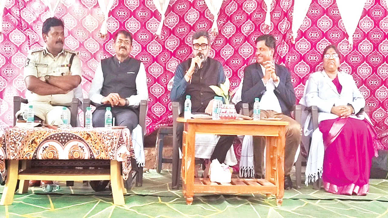 Villages must become plastic-free. ప్లాస్టిక్‌ రహిత గ్రామాలుగా తయారుకావాలి