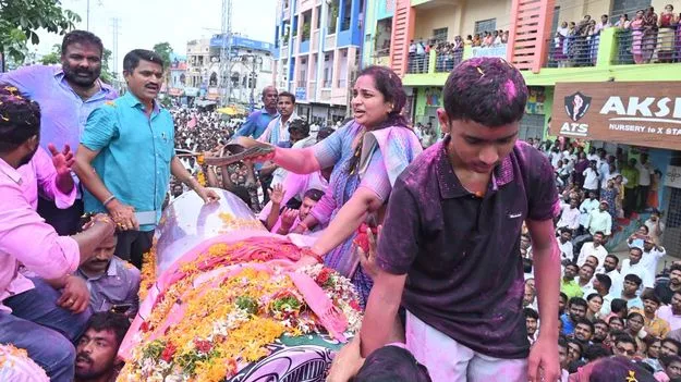 అయోధ్య విరాళాల చోరీపై విపక్షం వ్యంగ్య నాటకం!