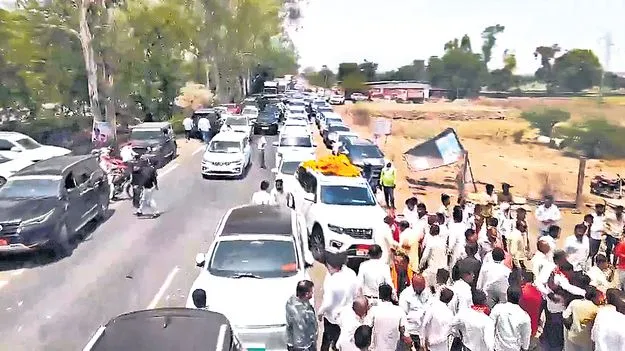 50 కార్ల కాన్వాయ్‌తో బీజేపీ నేత రయ్‌రయ్‌!