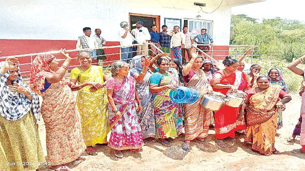  ఖాళీ బిందెలతో నిరసన