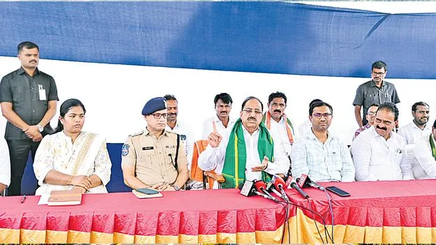 యాప్‌తో యూరియా బ్లాక్‌మార్కెట్‌ తగ్గింది