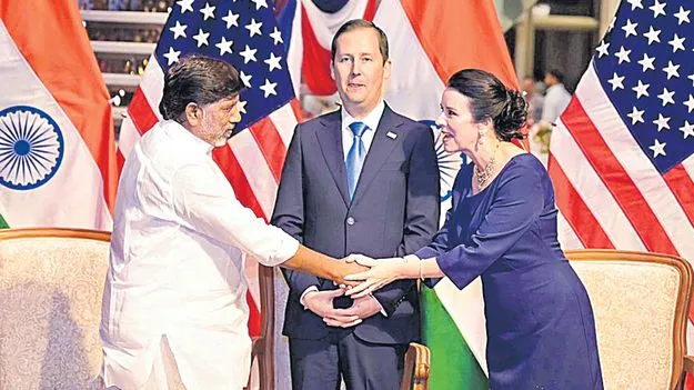 గ్లోబల్‌ సీఈవోలను అందిస్తాం