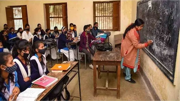 తెలుగు మీడియం కొనసాగించాలి
