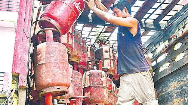 సబ్సిడీతో ఏడాదికి 4 సిలిండర్లే! 