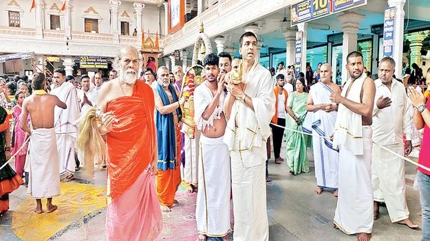 వైభవంగా రాఘవేంద్రుల స్వర్ణ పల్లకోత్సవం