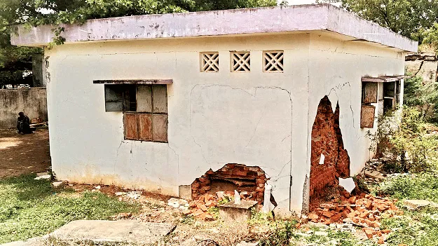 శిథిలావస్థలో పశు వైద్యశాల