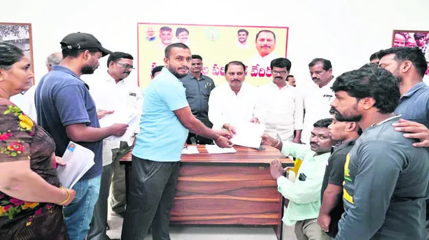ప్రజాసమస్యలను పరిష్కరిస్తున్నాం 