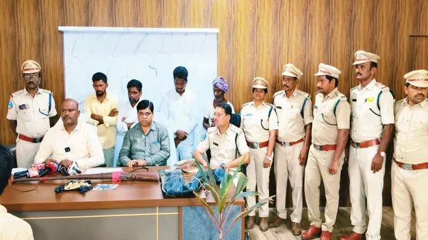 అడవిలో ఆయుధాలతో సంచారం  