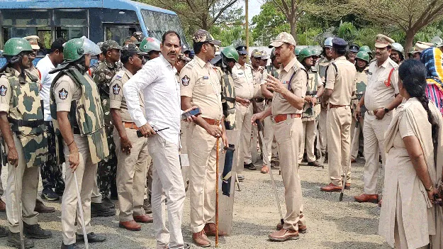 ఆకివీడులో హై అలర్ట్‌ !