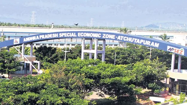 పారిశ్రామిక వాడల్లో దళారుల దందా!