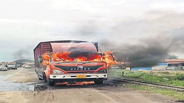 షార్ట్‌ సర్క్యూట్‌తో వ్యాన్‌ దగ్ధం