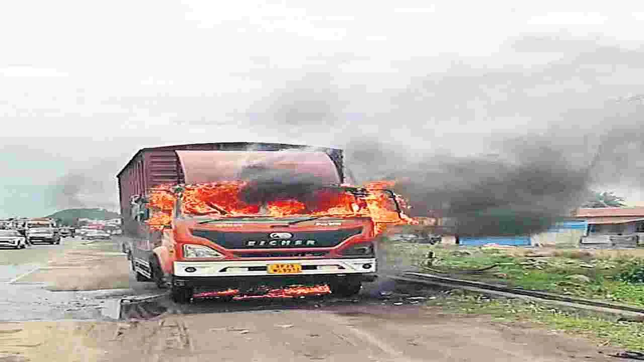 షార్ట్‌ సర్క్యూట్‌తో వ్యాన్‌ దగ్ధం