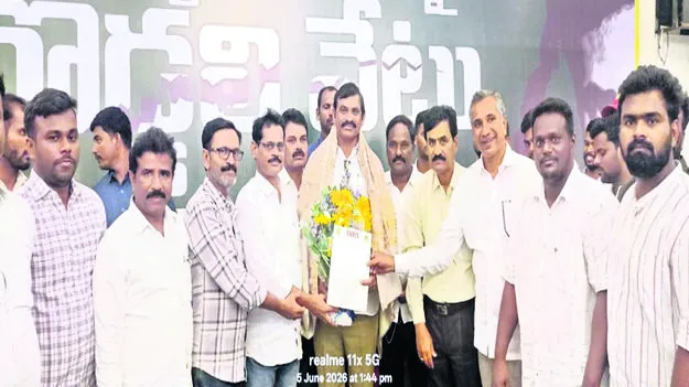సర్వీస్‌ టీచర్లకు ప్రత్యేక టెట్‌ నిర్వహించాలి