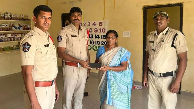 చోరీ సొత్తు ఇంటికే..!