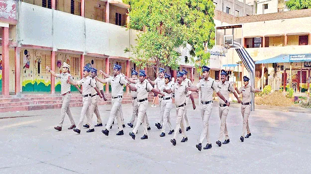ప్రజలతో మర్యాదగా నడుద్దాం..